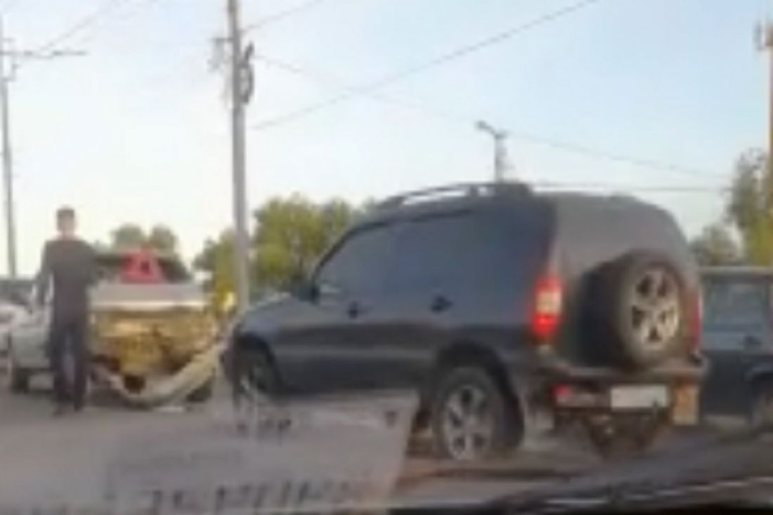 Появилось видео с места ДТП в Пензе, где загорелась машина