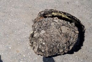 «Вечно озеро или море». В Кузнецке пожаловались на дорогу, ведущую к школе