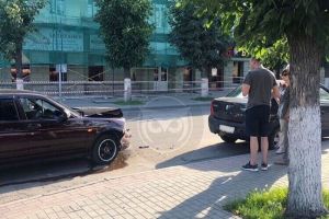 В центре Пензы в результате ДТП изуродовало легковушку