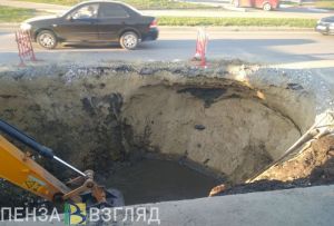 Проклятое место. Около пензенского ТЦ «Олимп» снова готово обрушиться дорожное полотно