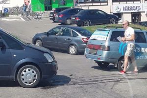 В Пензе на улице Мереняшева иномарка угодила в ДТП