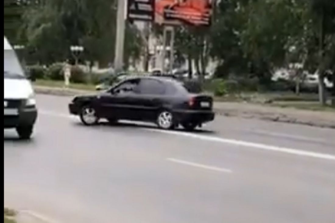 Сотрудники пензенского торгового центра самовольно закрашивают дорожную разметку