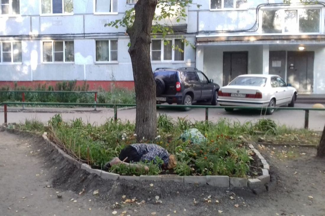 На улице Ладожской в Пензе нашли лежащую на земле женщину