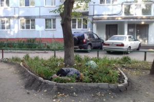 На улице Ладожской в Пензе нашли лежащую на земле женщину