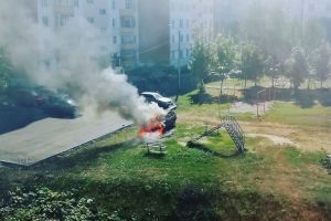 В Пензе на улице Лядова вспыхнул автомобиль
