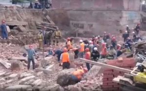 Под рухнувшей стеной дома в Новосибирске оказались больше десяти человек