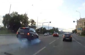 В Пензе водитель «Range Rover» напугал пешеходов и автомобилистов. Видео