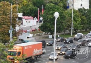 В Пензе возле крупного ТЦ произошел автомобильный замес