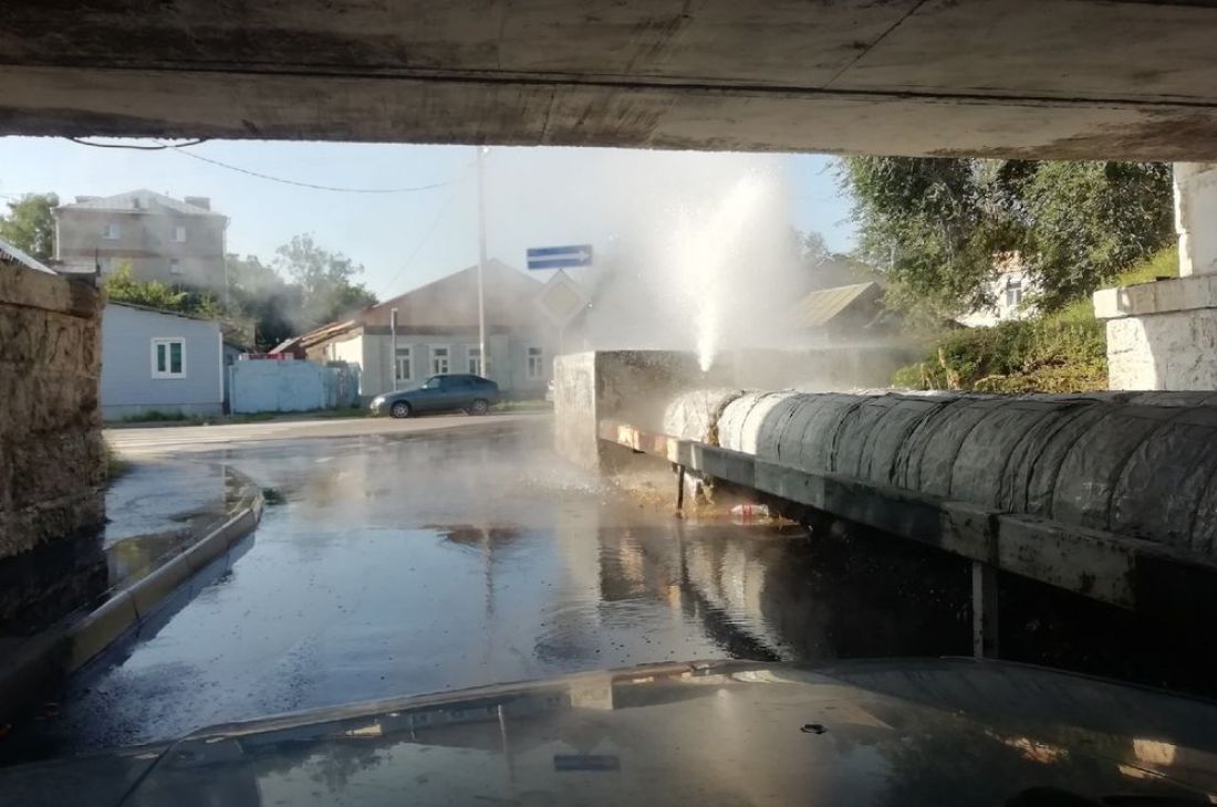 В Пензе кипяток бьет фонтаном из магистральной трубы. Видео