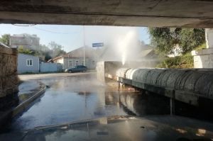 В Пензе кипяток бьет фонтаном из магистральной трубы. Видео