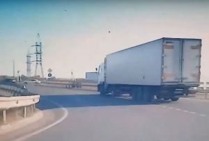 На улице Аустрина в Пензе фура протаранила легковой автомобиль. Видео