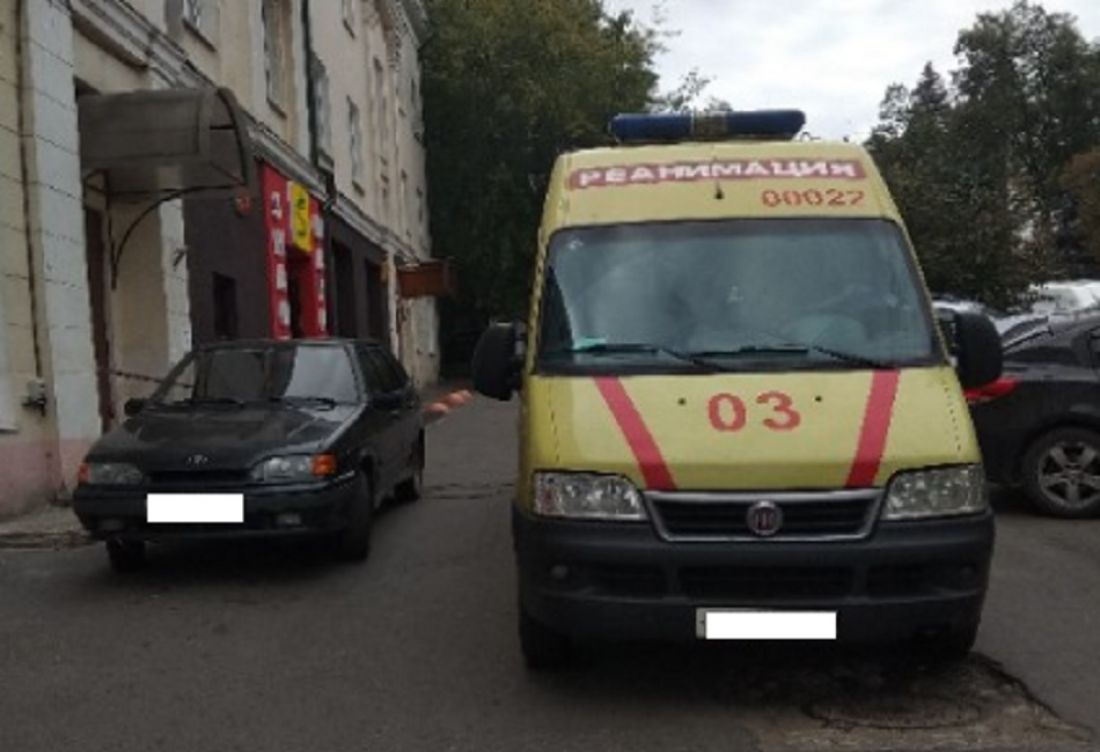 Приехала «скорая». На улице Лермонтова человеку стало плохо