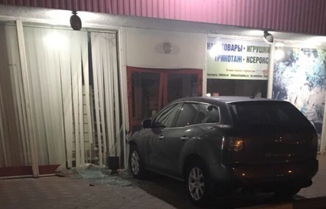В городе под Пензой автомобиль врезался в двери сетевого магазина. Фото