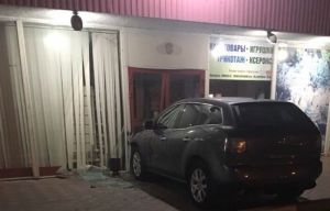В городе под Пензой автомобиль врезался в двери сетевого магазина. Фото
