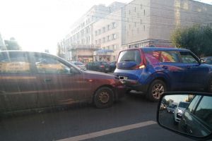В Пензе у ЦУМа собрался «паровозик» из машин