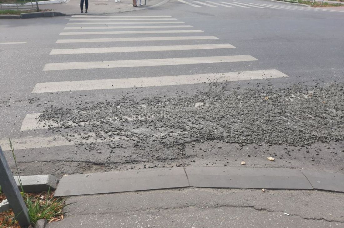 Пензенец расстроился из-за пролитого цементовозом груза. Фото