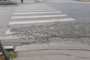 Пензенец расстроился из-за пролитого цементовозом груза. Фото