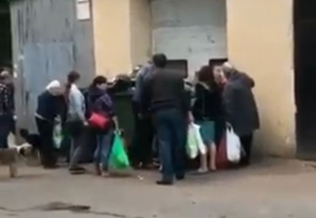В Пензе больше десятка людей конкурировали за продукты из помойки. Видео