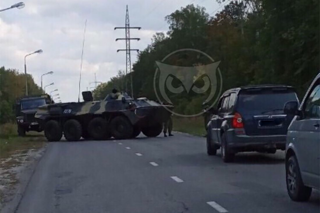 Пензенцев насторожил БТР, перекрывший дорогу