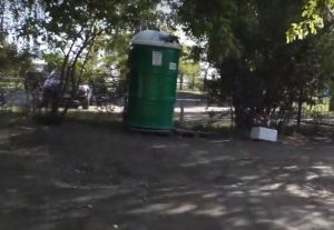 Пензенец не нашел около аэропорта нормальный туалет и снял все на видео