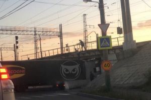 Под Бакунинским мостом в Пензе снова застряла фура