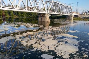Пензенцев напугали огромные белые пятна на Суре