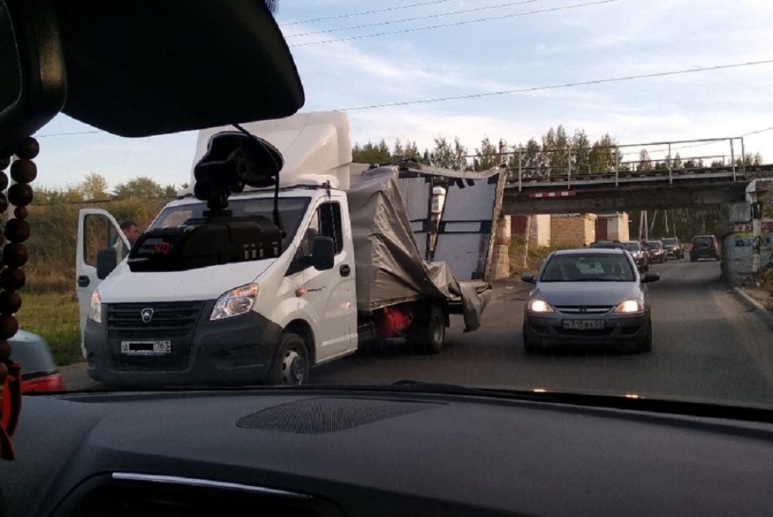 В Пензе на дороге развалился грузовик