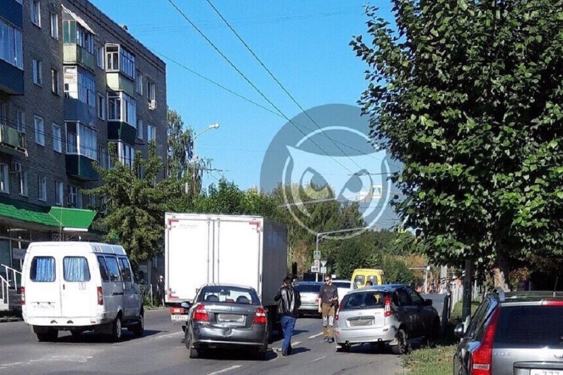 На улице Циолковского в Пензе две легковушки угодили в ДТП
