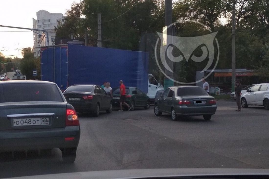 В Пензе на перекрестке произошло ДТП с фурой