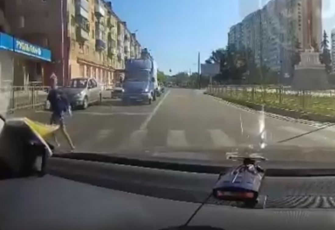 В Пензе мальчик с пакетом на голове выбежал на проезжую часть. Видео