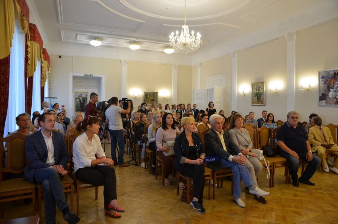 В Губернаторском доме открылась выставка работ молодых художников
