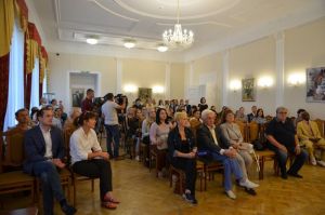 В Губернаторском доме открылась выставка работ молодых художников