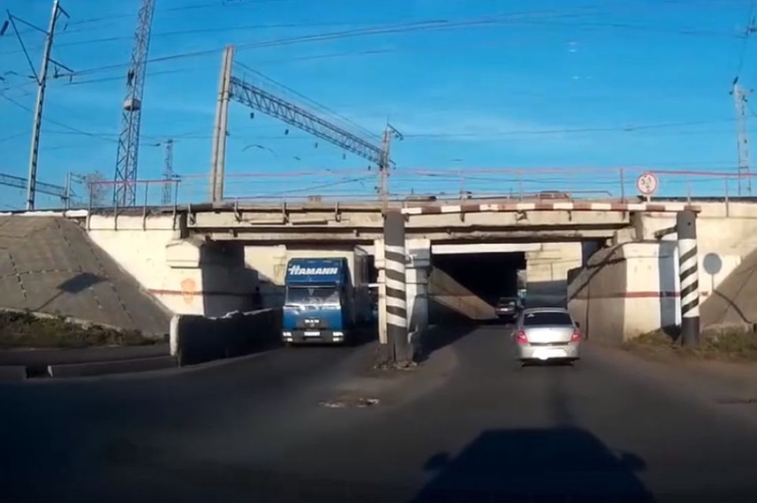 Пензенцы сняли на видео момент, когда фура застревает перед Бакунинским мостом