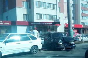 В Пензе на улице Пушкина жестко столкнулись две «четырнадцатые»