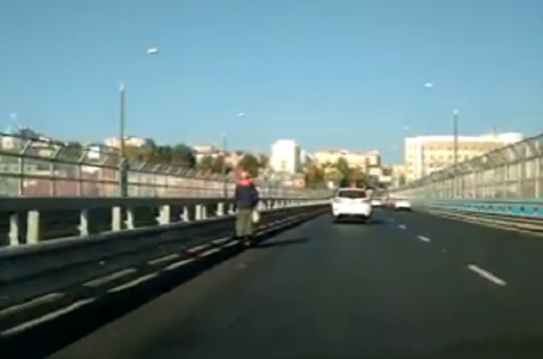 В Пензе женщина шагала между машинами по мосту им. ФУ БХУХО. Видео
