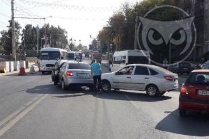 В результате ДТП две легковушки затруднили проезд в центре Пензы