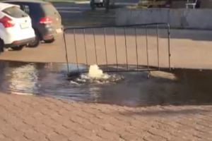 В Пензе возле дворца спорта «Буртасы» забил гейзер