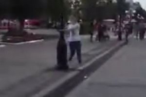 В Пензе девушка «приковала» себя наручниками к столбу и танцевала