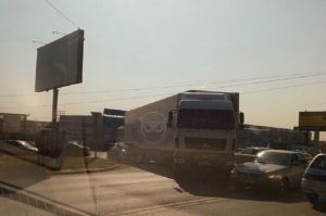В Пензе фура зажала легковушку