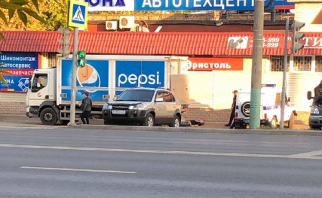 Человек лежит на земле, рядом полиция. В Пензе случился странный инцидент