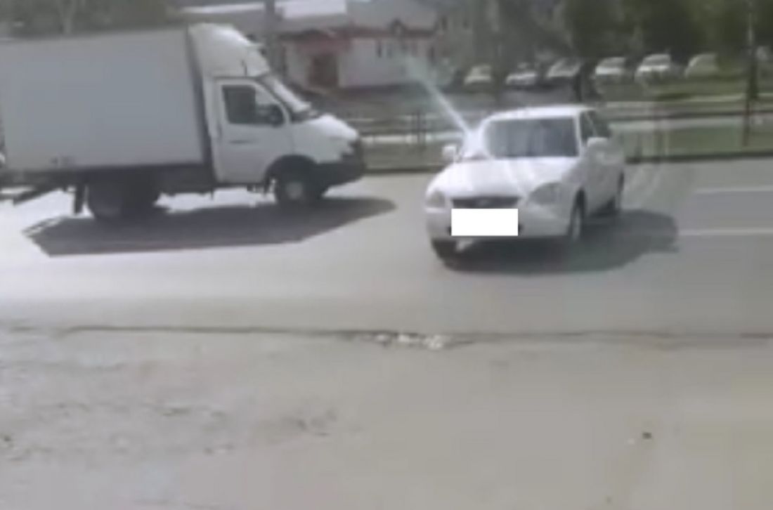 В Пензе автомобиль укатился с парковки на проезжую часть. Видео