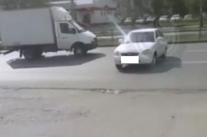 В Пензе автомобиль укатился с парковки на проезжую часть. Видео