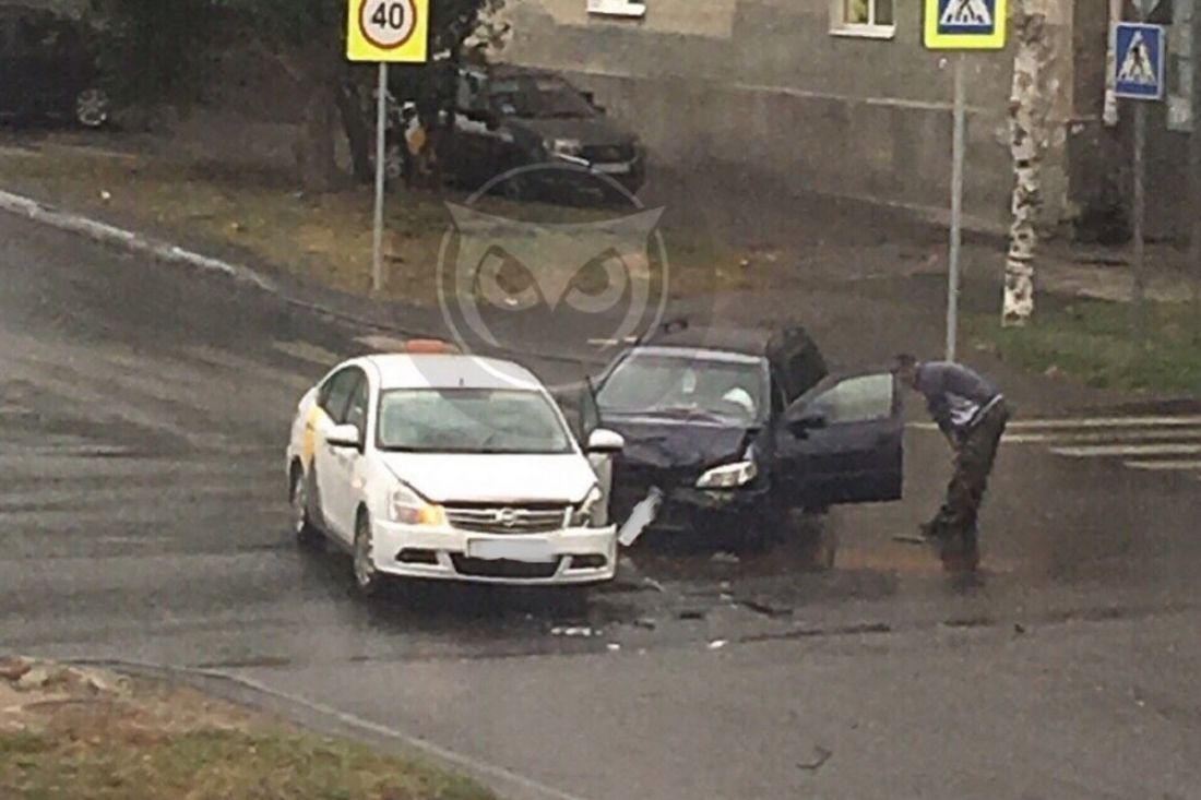 Возле пензенского зоопарка в результате ДТП раскурочило автомобиль