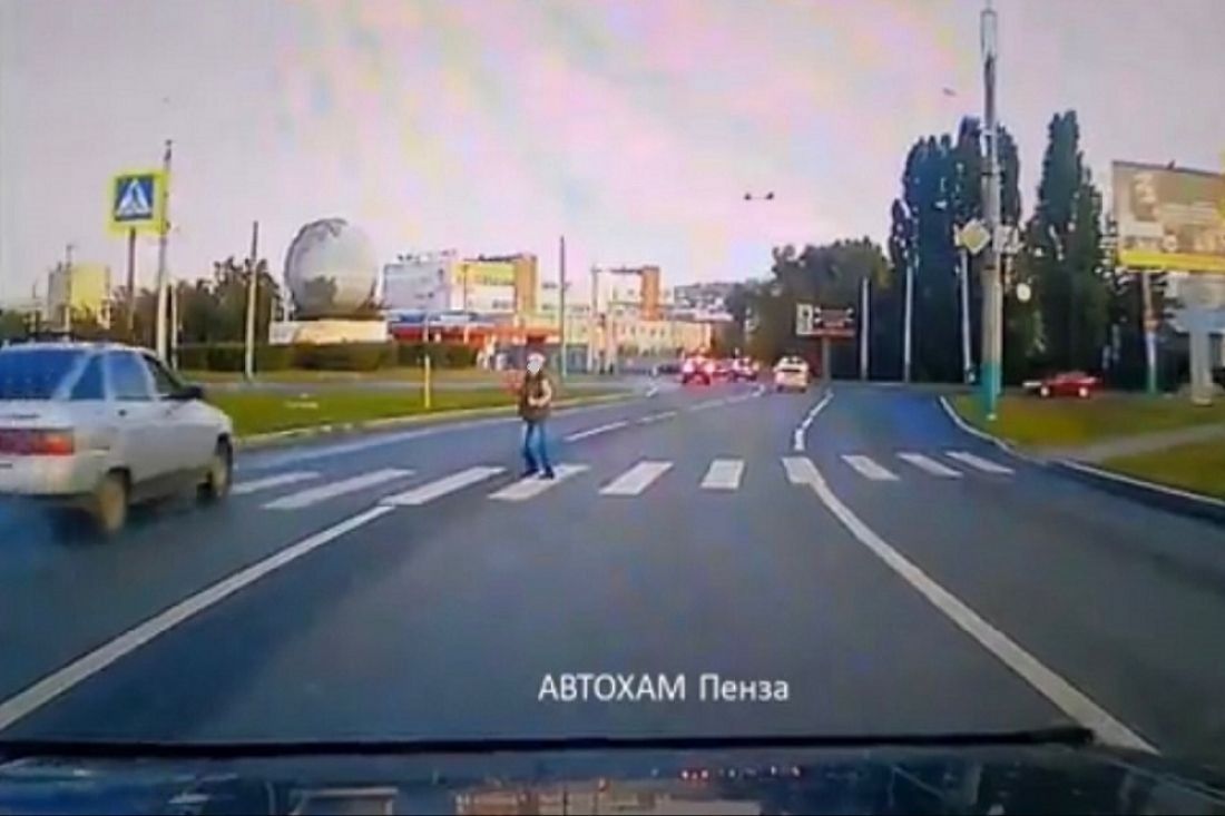 В Пензе на пешеходном переходе ребенка едва не сбил «ВАЗ»