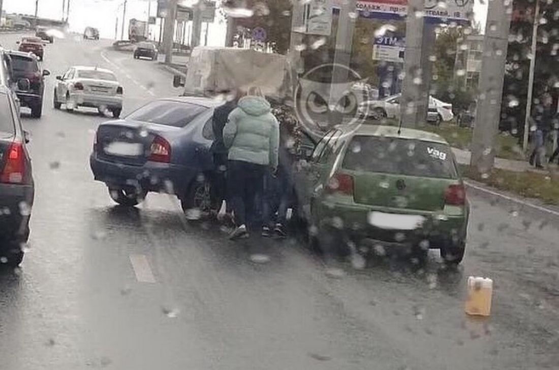 На проспекте Победы в Пензе «LADA» встала поперек дороги после ДТП
