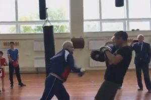 Пензенский губернатор потренировался с боксерами. Видео