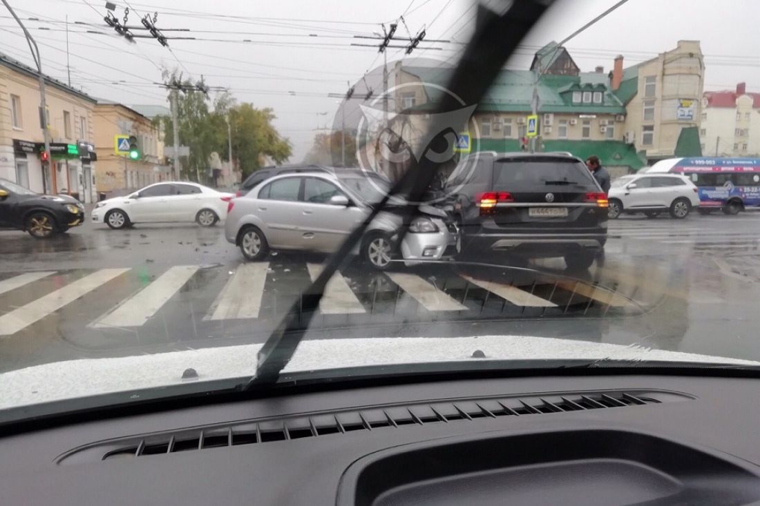 В центре Пензы иномарка протаранила кроссовер