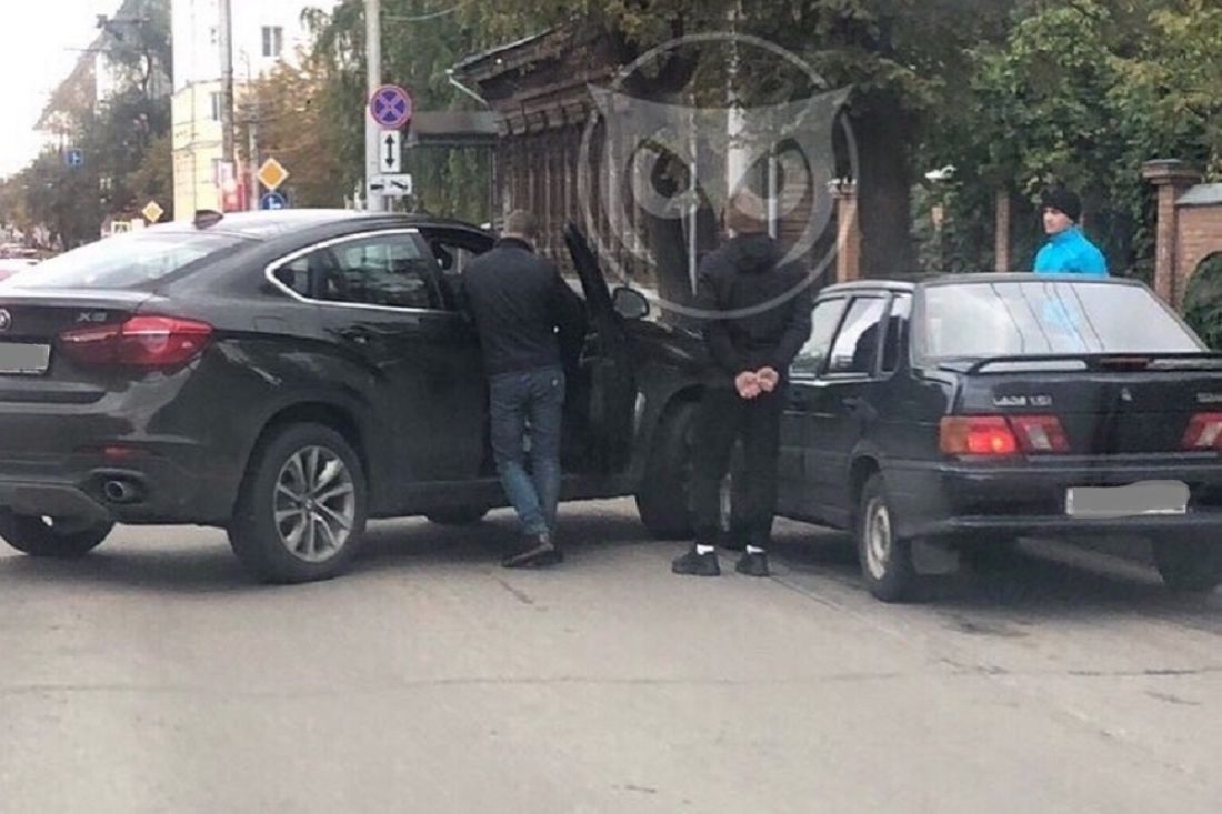 В центре Пензы дорогая иномарка протаранила «ВАЗ»