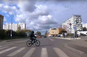 В Пензе «бессмертный» велосипедист отправился под колеса автомобиля. Видео