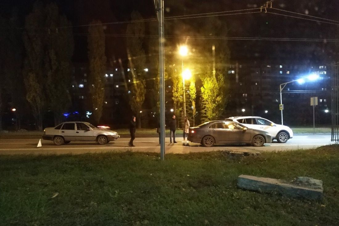 В Пензе перед пешеходным переходом столкнулись две машины